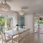 בית נופש Larisa *