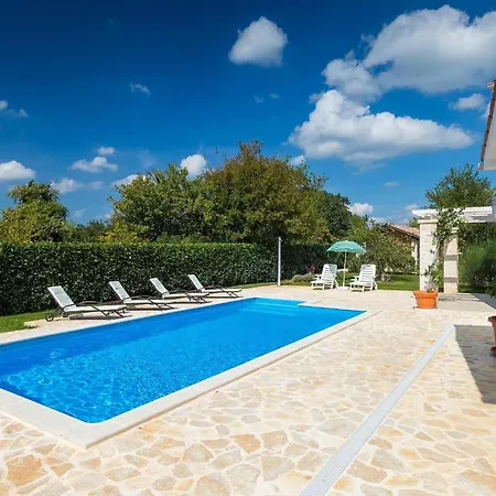 בית נופש Larisa