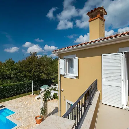 Larisa Tatil Evi *